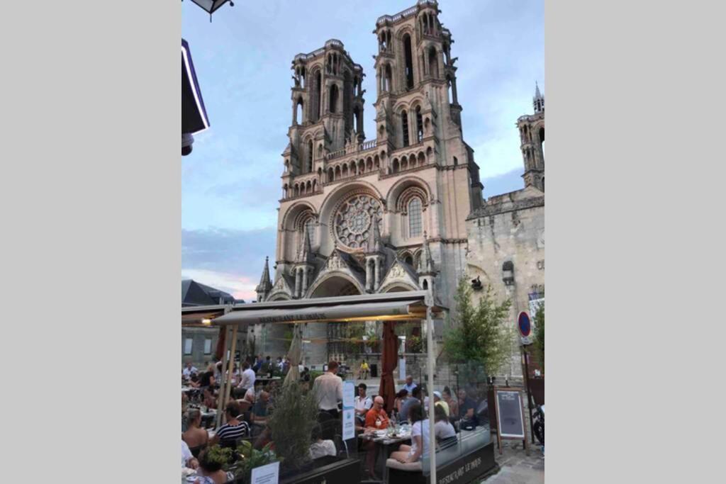 Laon : « Suite Privee Au Pied De La Cathedrale » Bagian luar foto
